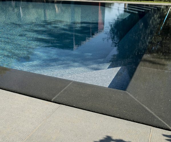 Bordo piscina in pietra